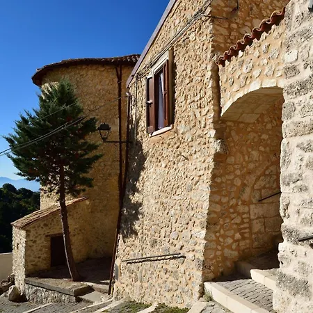 Il Riparo Tra Le Due Torri Castel del Monte (Abruzzo)
