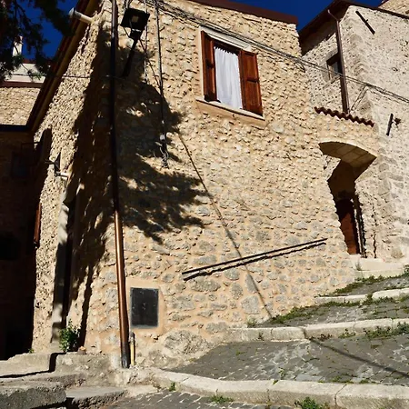 Il Riparo Tra Le Due Torri * Castel del Monte (Abruzzo)