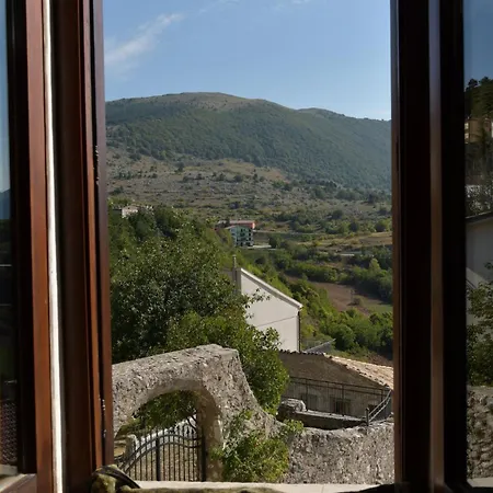 Il Riparo Tra Le Due Torri Castel del Monte (Abruzzo)