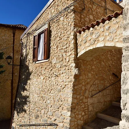 Il Riparo Tra Le Due Torri Castel del Monte (Abruzzo)