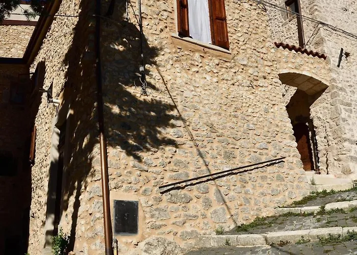 Il Riparo Tra Le Due Torri * Castel del Monte (Abruzzo)